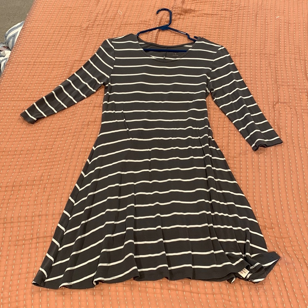 Grey and white knee length dress. 3/4 sleeves